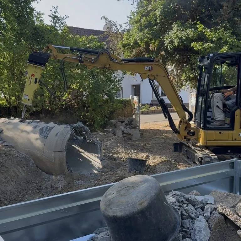 Minibagger mit Hydraulikhammer bei Erdarbeiten