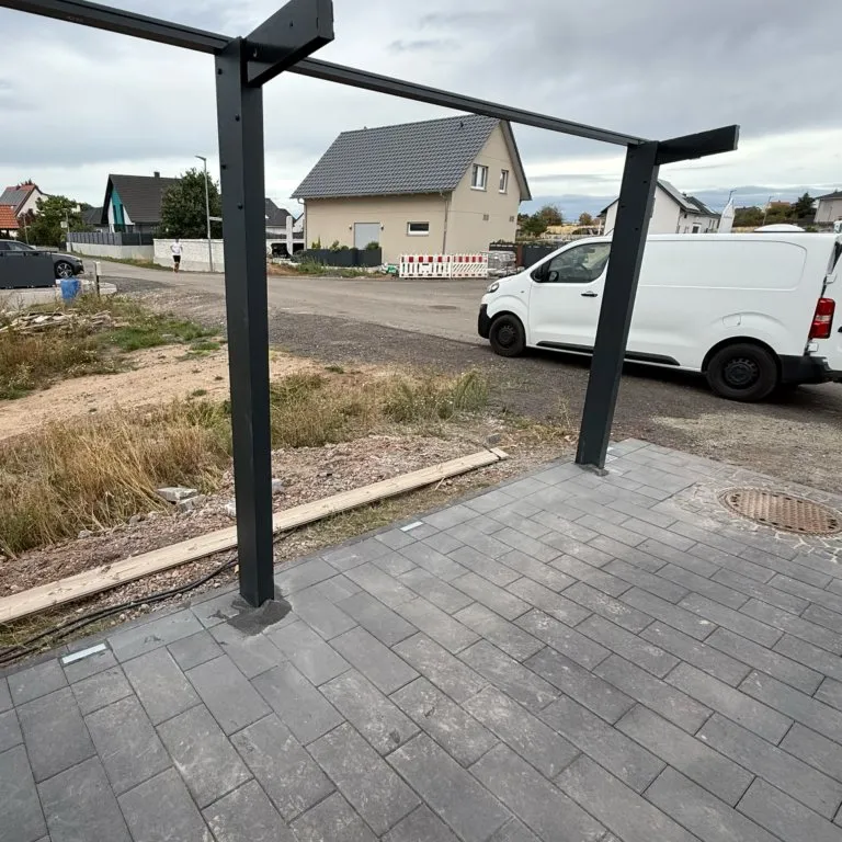 Neue Pflasterfläche mit Carport-Pfosten